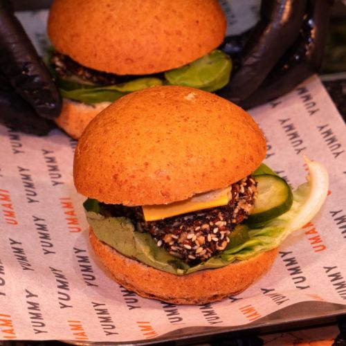 Offer STREET FOOD : LE RAPPEUR HATIK ET UMAMI BURGER FONT UNE COLLAB POUR UNE ASSOCIATION